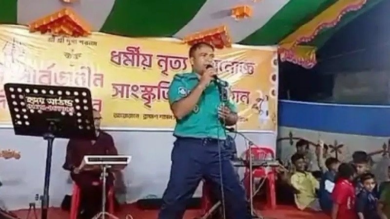 পূজামণ্ডপে গান গেয়ে ক্লোজড এএসআই, তদন্তের নির্দেশ