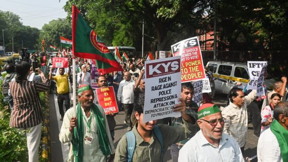 জ্ঞানেশের পদত্যাগের দাবিতে ইসিমুখী বিক্ষোভে পুলিশের ধরপাকড়, যাবেন বলেও অনেকে গরহাজির
