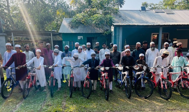 ৪০ দিন জামাআতে নামাজ আদায় করে বাইসাইকেল পেল ১৪ শিশু
