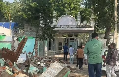 বিদ্যুৎ ও পানি বন্ধ, উচ্ছেদ-আতঙ্কের মধ্যেই দিল্লির শতবর্ষী মসজিদে জুমার নামাজ পড়লেন মুসল্লিরা