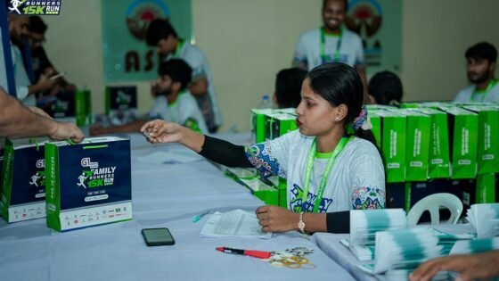 দৌড়ের আগে পরিবার নিয়ে উৎসব, ছবি আঁকল শিশুরা