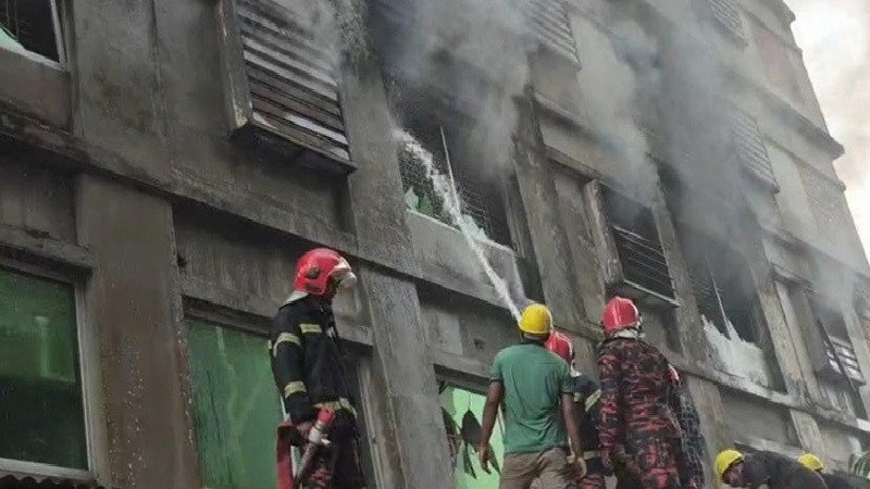 গাজীপুরে গার্মেন্টসে লাগা আগুন নিয়ন্ত্রণে, ৬৯ শ্রমিক উদ্ধার