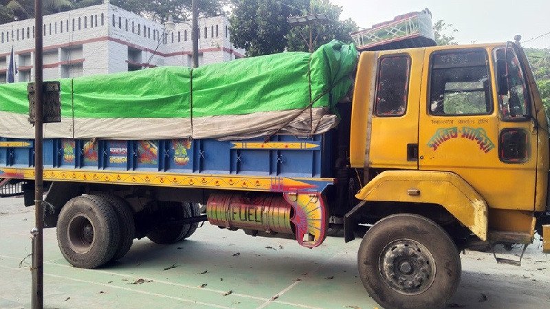 মানিকগঞ্জে পাচার হওয়া ২৮০ বস্তা সার উদ্ধার, আটক ২