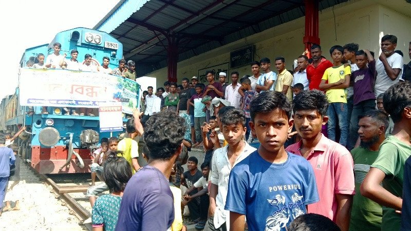 নীলফামারীতে ৫ ঘণ্টা পর ট্রেন চলাচল স্বাভাবিক, অবরোধ প্রত্যাহার