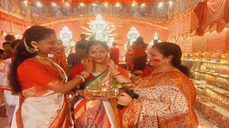 ব্রাহ্মণবাড়িয়ায় বিজয়া দশমীতে সিঁদুর খেলায় মাতলেন নারীরা