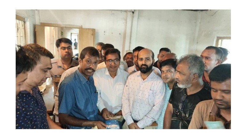 মাদারগঞ্জে শতদল সমবায় সমিতির টাকা গ্রাহকদের মাঝে বিতরণ শুরু