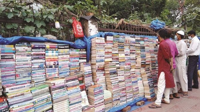 আসল বইয়ের প্রচ্ছদে নকলের রমরমা বাণিজ্য