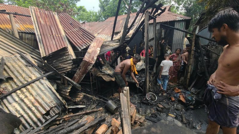 রান্নাঘরের আগুনে পুড়ল পাঁচ ঘর, ছাই সেঁজতির পড়াশোনার স্বপ্ন